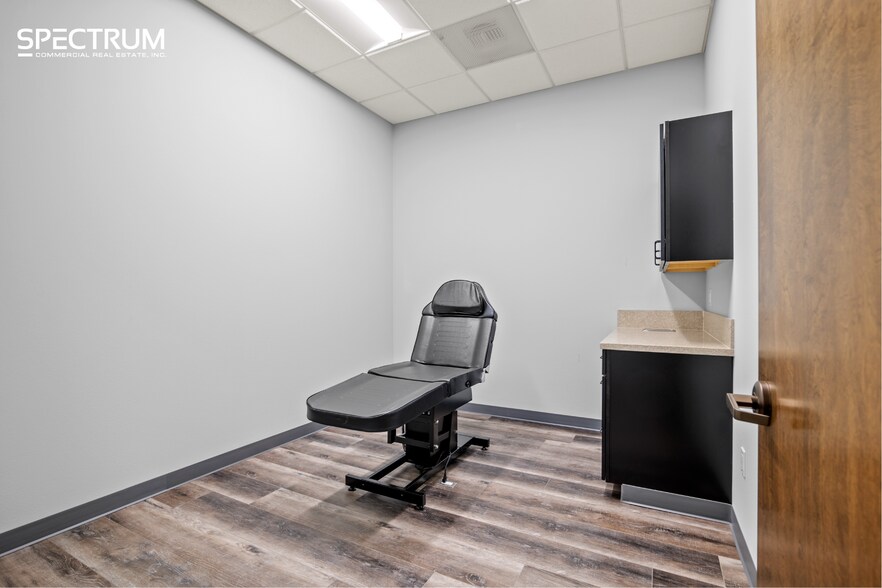 More Photos Of 21050 Centre Pointe Pky, Santa Clarita Medical For Lease