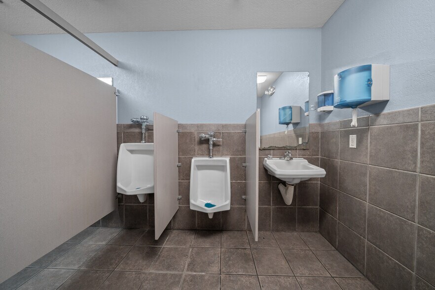 More Photos Of 1056 NE 16th St, Ocala Industrial For Lease