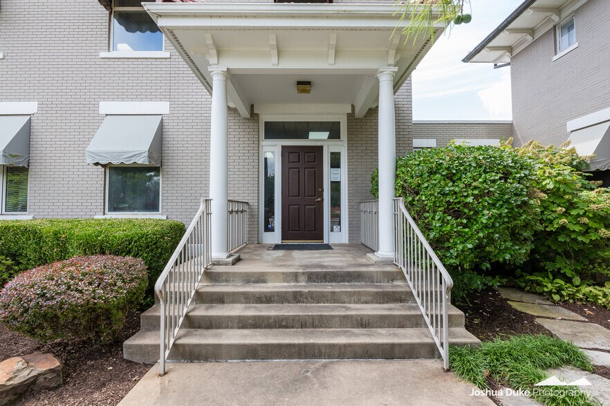 More Photos Of 215 N College Ave, Fayetteville Office For Lease
