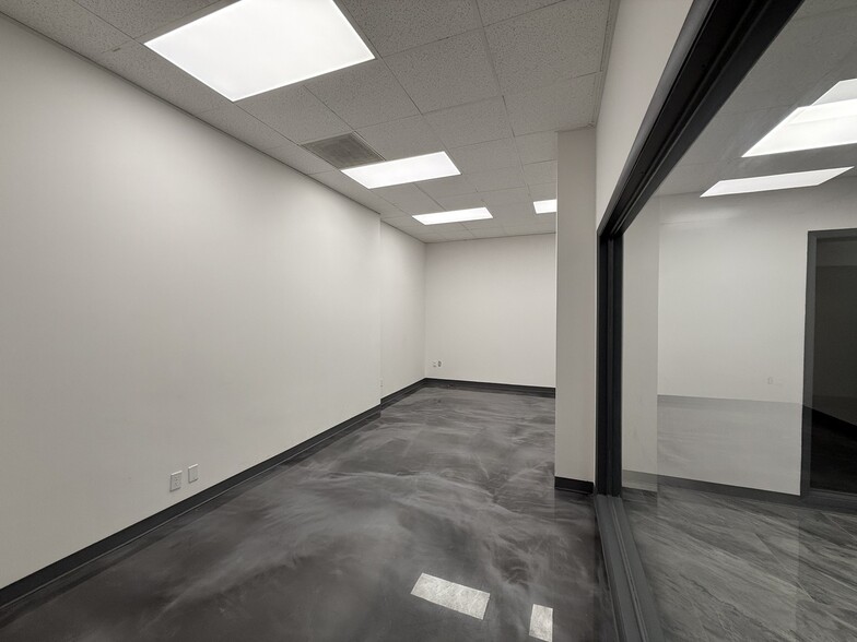 More Photos Of 900 N University Blvd, Jacksonville Office For Lease