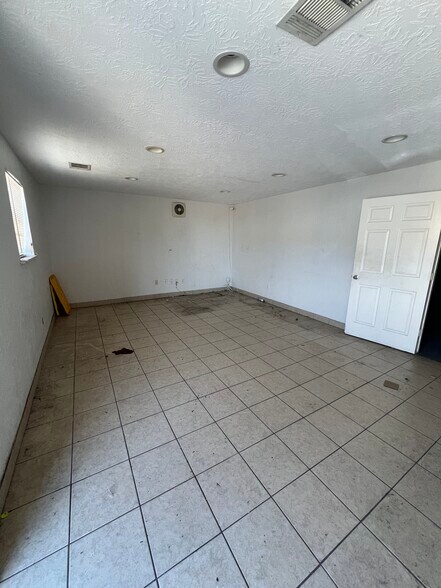 More Photos Of 11244 Timber Tech Ave, Tomball Warehouse For Lease