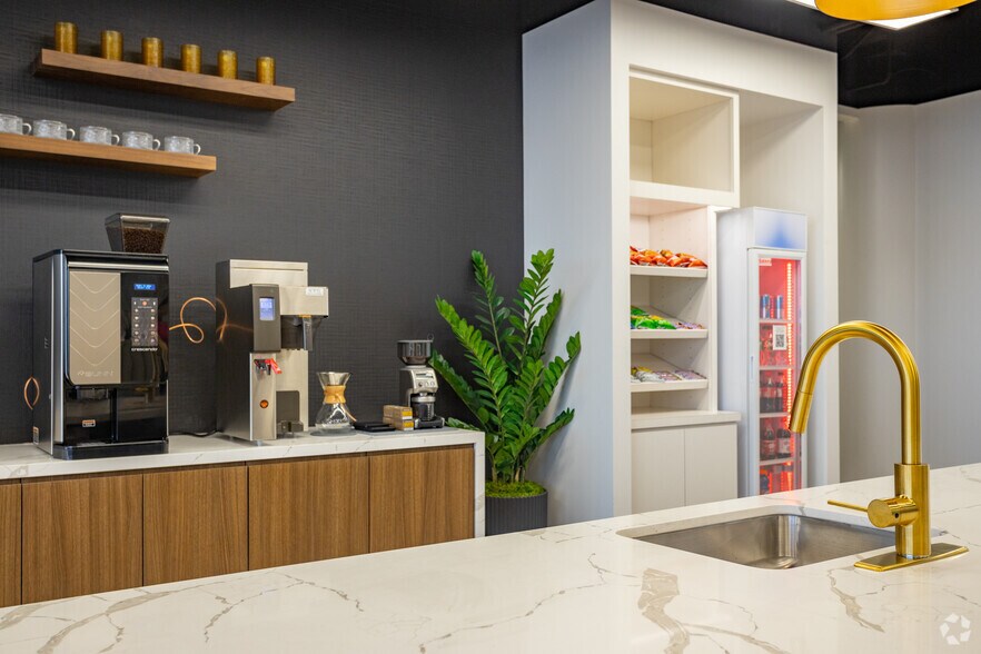 More Photos Of 24 Greenway Plz, Houston Office For Lease