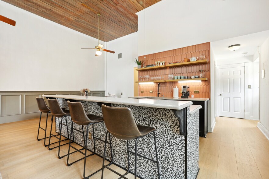 More Photos Of 4 Depot st, Elgin Hotel For Sale