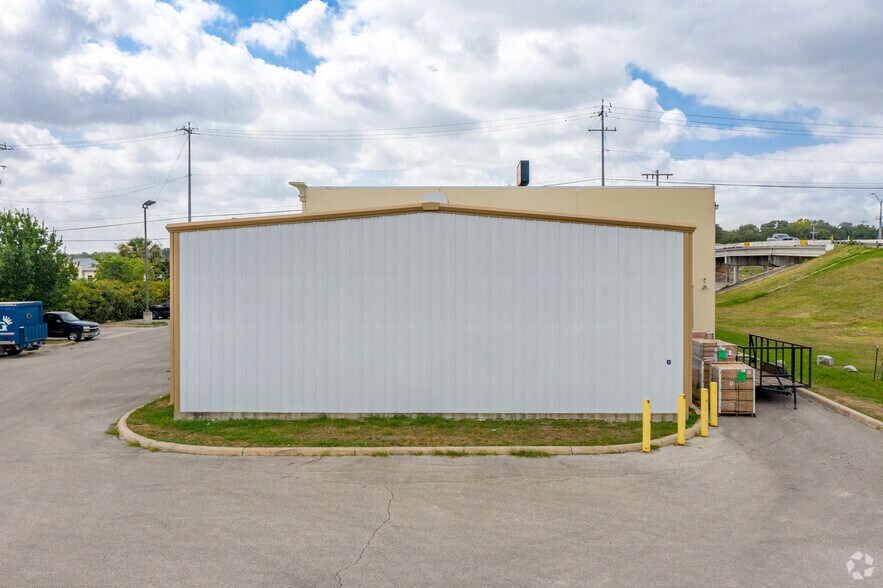 More Photos Of 15273 Interstate 35 N, Selma Freestanding For Lease