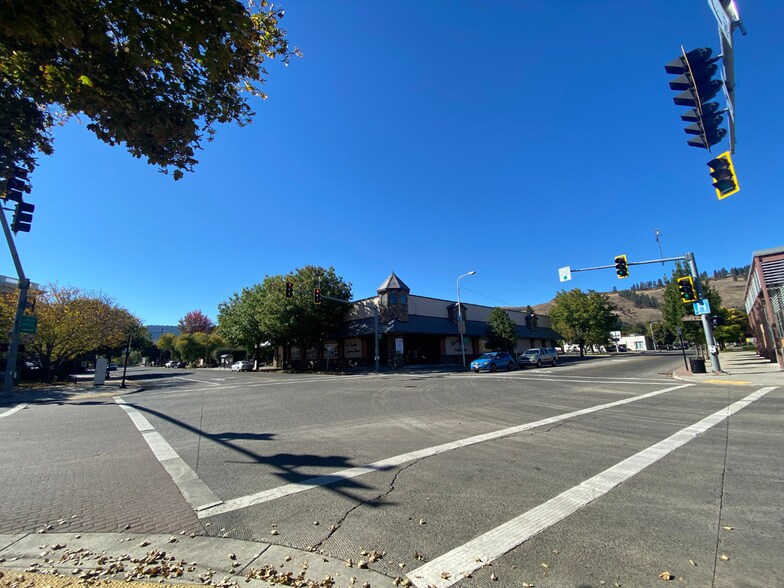More Photos Of 1912 4th St, La Grande General Retail For Lease