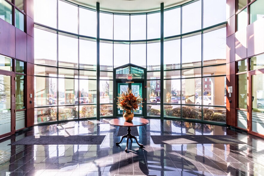 More Photos Of 9500 Ormsby Station Rd, Louisville Office For Lease