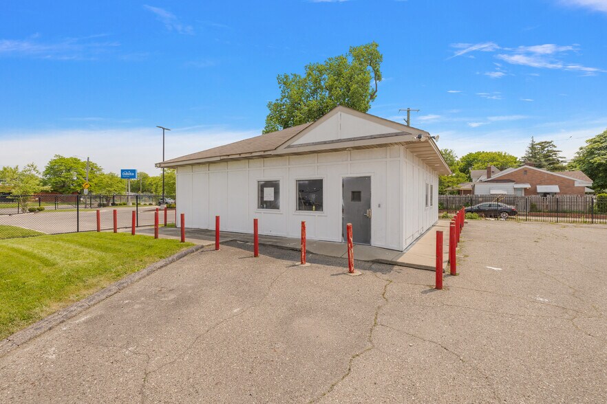 More Photos Of 11600 Kelly Rd, Detroit Freestanding For Sale