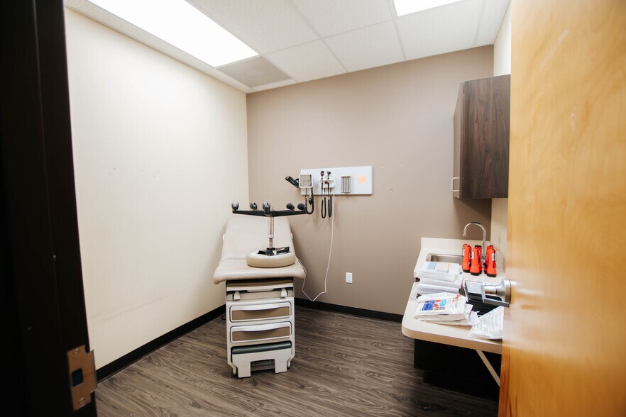 More Photos Of 9870 N Gateway Blvd, El Paso Office For Lease