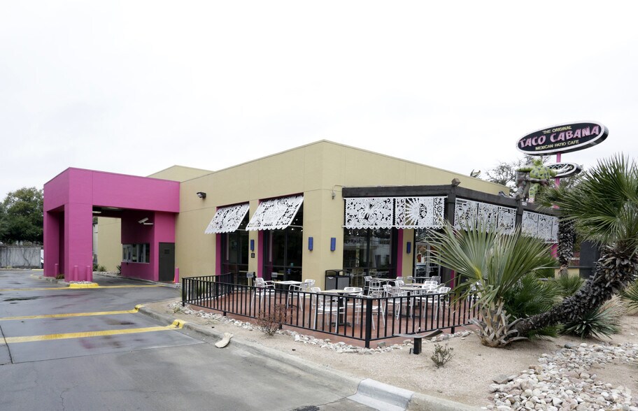 More Photos Of 1827 Greenville Ave, Dallas Fast Food For Lease