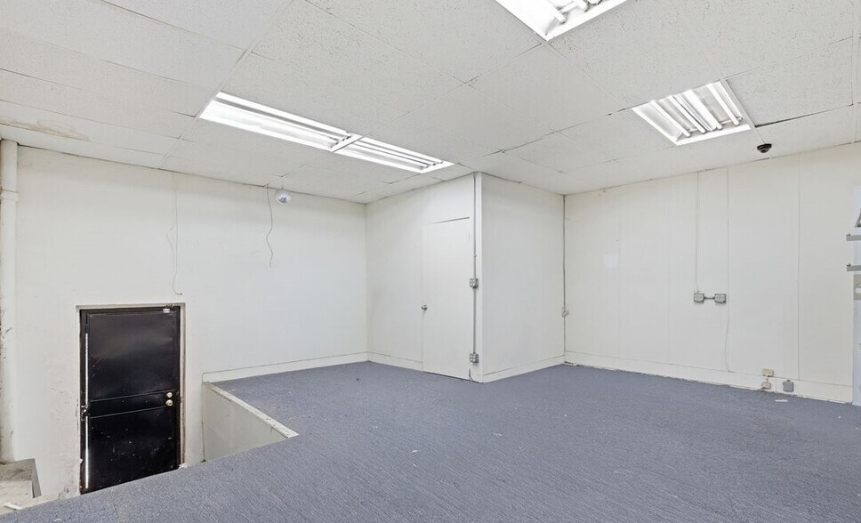 More Photos Of 6670 Hollywood Blvd, Los Angeles Storefront For Sale