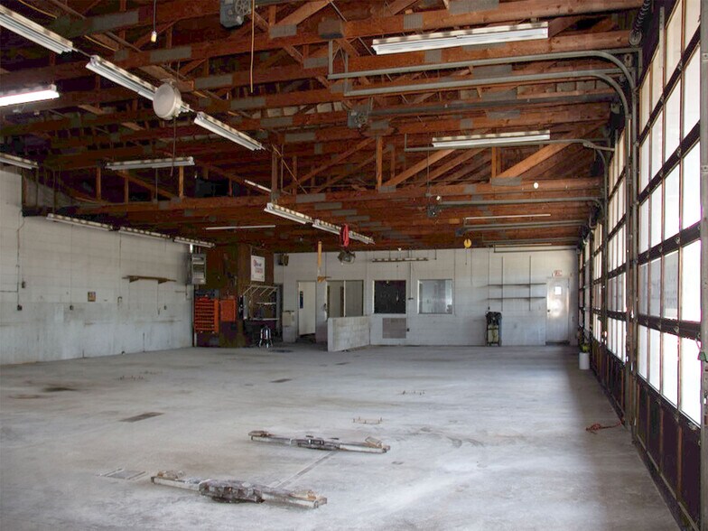 More Photos Of 16116 NE Halsey St, Portland Auto Repair For Lease