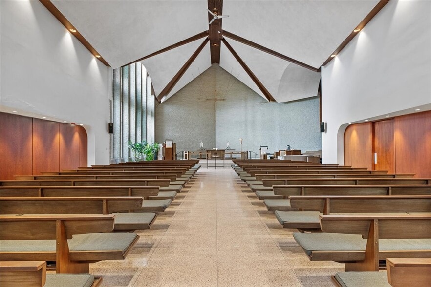 More Photos Of 35 Middle Neck Rd, Port Washington Religious Facility For Lease