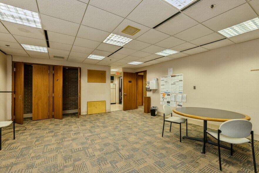 More Photos Of 4505 Douglas Ave, Des Moines General Retail For Sale