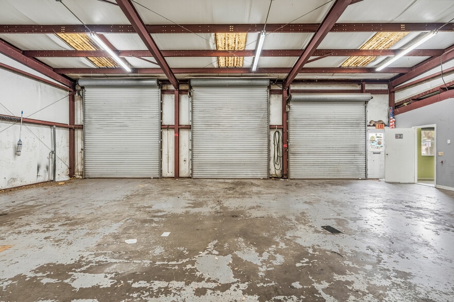 More Photos Of 725 12th St, Vero Beach Auto Repair For Sale