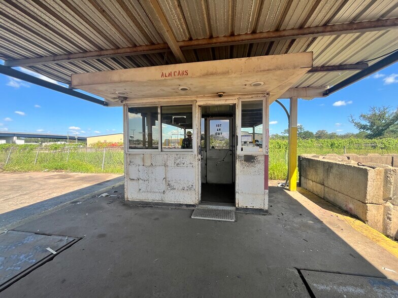 More Photos Of 513 Moffet Rd, Clute Warehouse For Sale