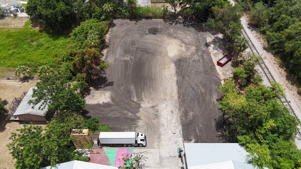 More Photos Of 2705 E Hanna Ave, Tampa Warehouse For Lease