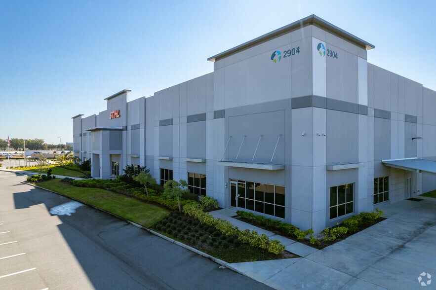 More Photos Of 2904 Tradeport Dr, Orlando Warehouse For Lease
