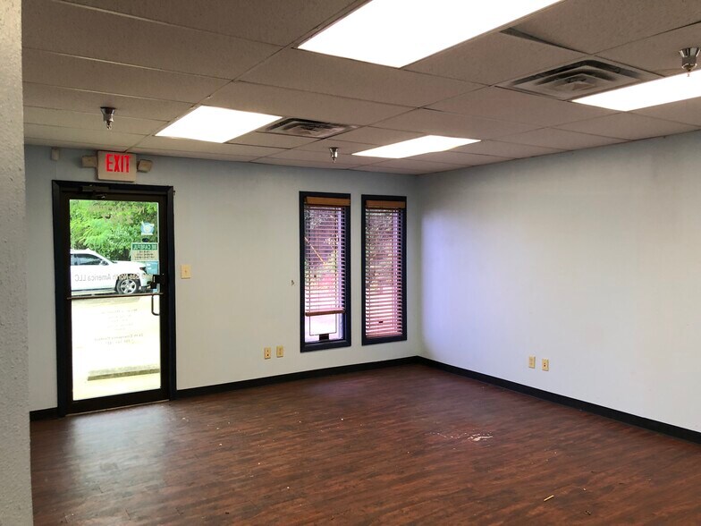 More Photos Of 2107 Broussard St, Tyler Warehouse For Lease