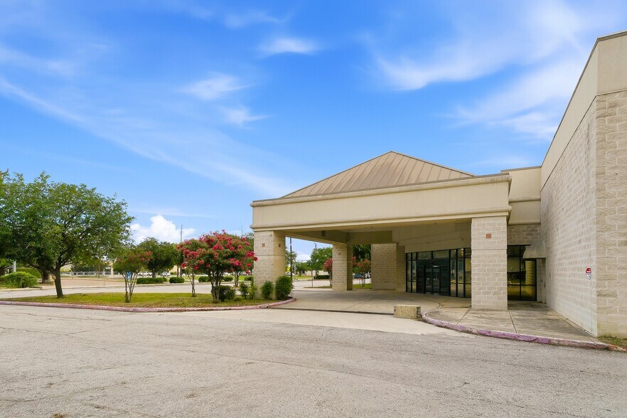 More Photos Of 7400 Barlite Blvd, San Antonio Medical For Lease