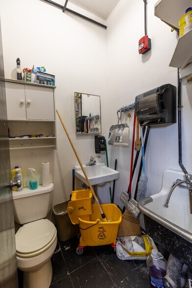 More Photos Of 8905 W Cermak Rd, Riverside Storefront Retail Office For Sale