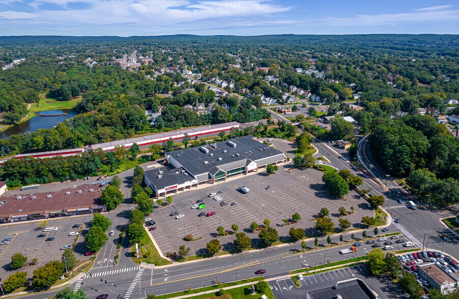 More Photos Of 425 Broad St, Manchester Supermarket For Sale