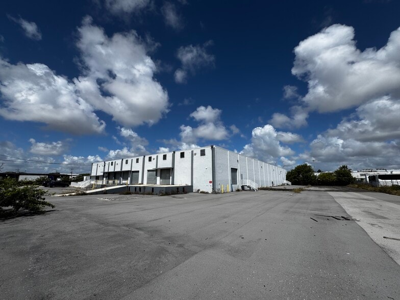 More Photos Of 2929 NW 73rd St, Miami Warehouse For Lease