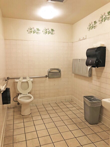 More Photos Of 5512-5530 Van Nuys Blvd, Sherman Oaks Restaurant For Lease