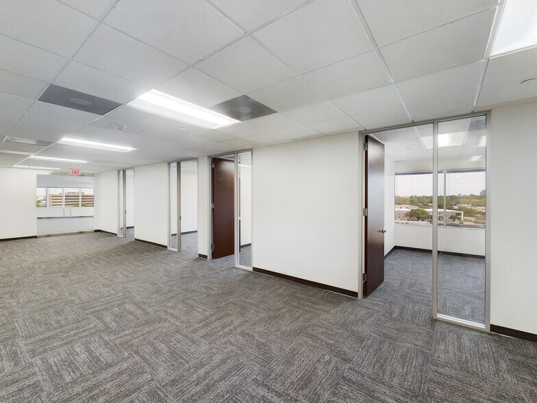 More Photos Of 1420 W Mockingbird Ln, Dallas Office For Lease