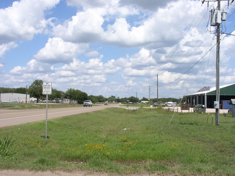 More Photos Of 1009 W Heaton St, Cuero Office For Sale