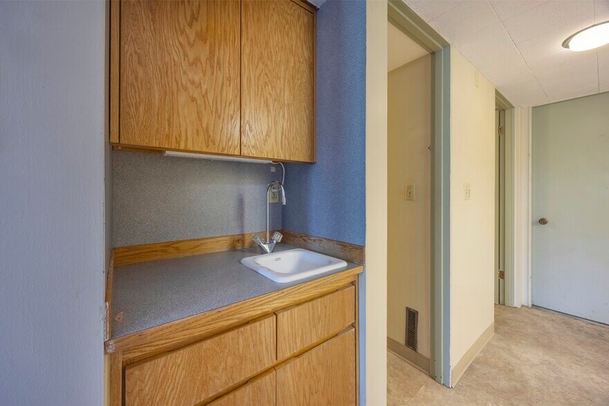 More Photos Of 210 NE Alder St, Toledo Office For Sale