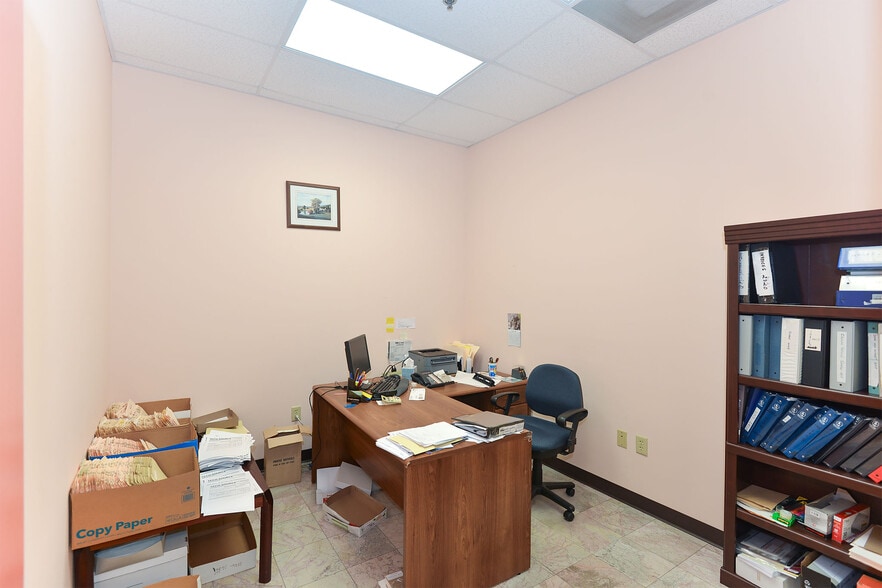 More Photos Of 7751 Kingspointe Pky, Orlando Light Distribution For Lease