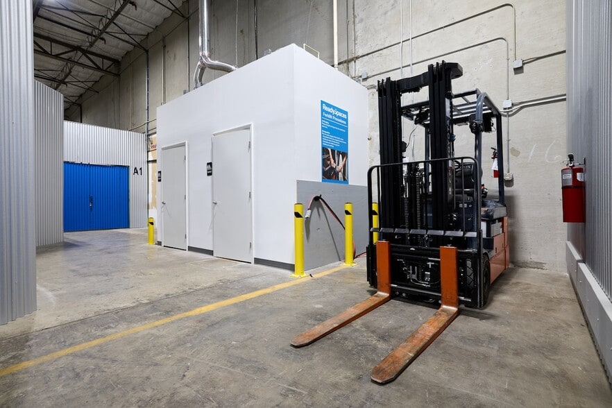 More Photos Of 1255 La Quinta Dr, Orlando Warehouse For Lease