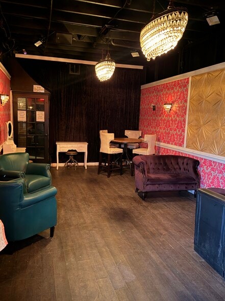 More Photos Of 330 W Hargett St, Raleigh Bar For Lease