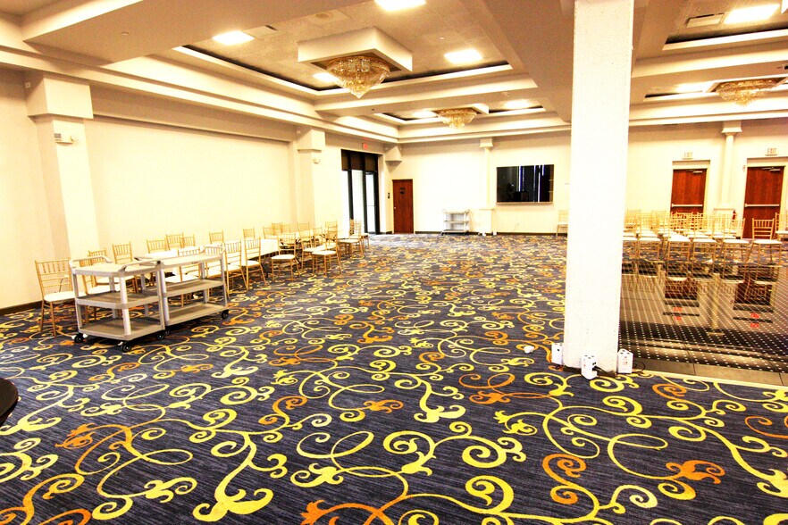 More Photos Of 1300 Irving Park Rd, Streamwood General Retail For Sale