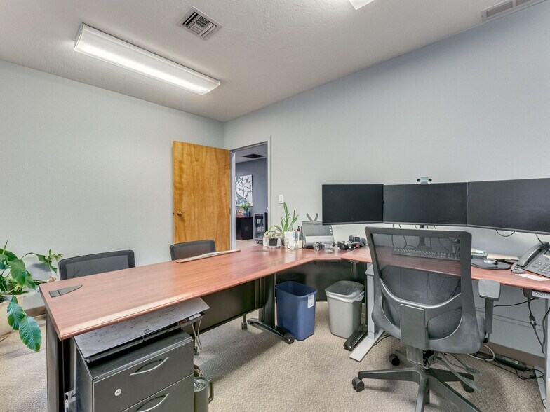 More Photos Of 1215 NE Baker St, Mcminnville Office For Sale