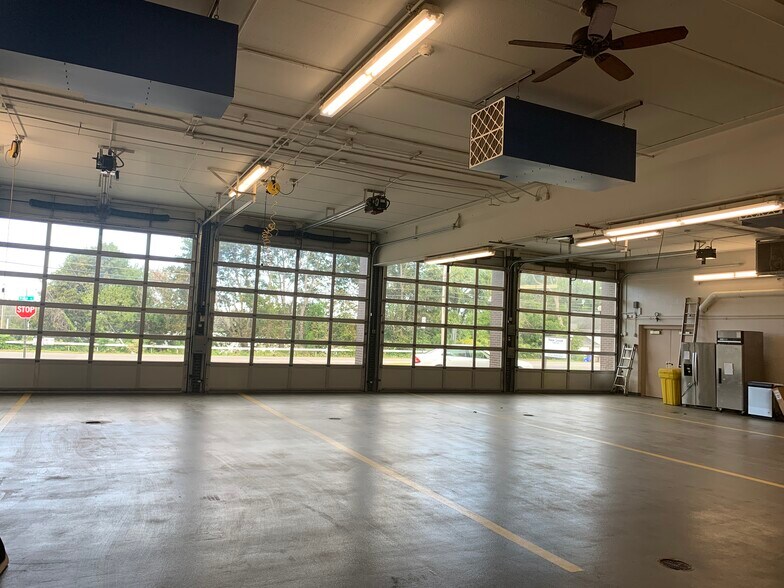 More Photos Of 70 Ridge Rd, Ontario Showroom For Lease