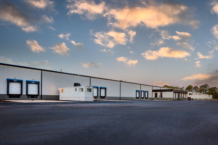 More Photos Of 802 N 23rd St, Wilmington Distribution For Lease