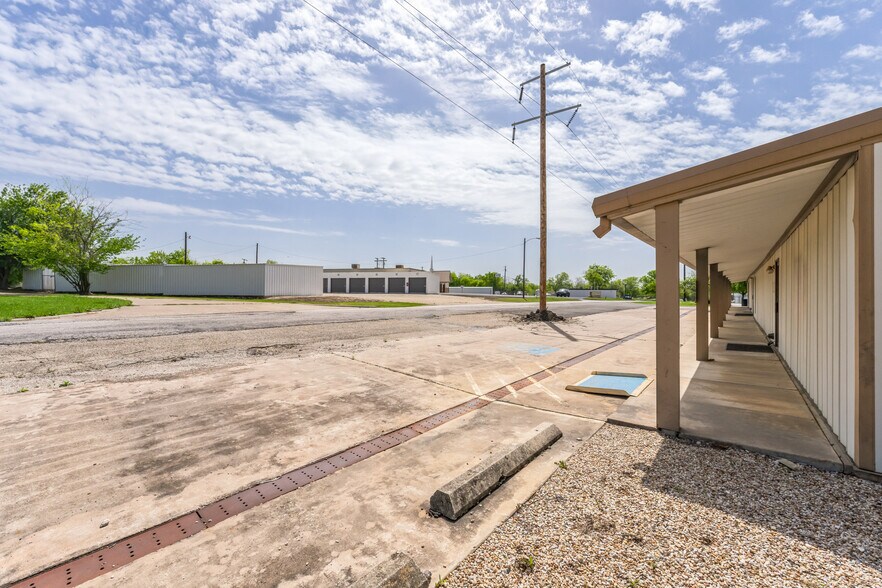 More Photos Of 1611 Old Granger Rd, Taylor Office For Lease