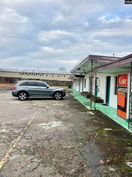 More Photos Of 5810 N Main St, Columbia Hotel For Sale