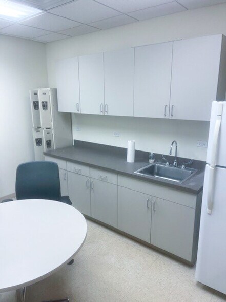 More Photos Of 409 S 1st St, St Charles Bank For Lease