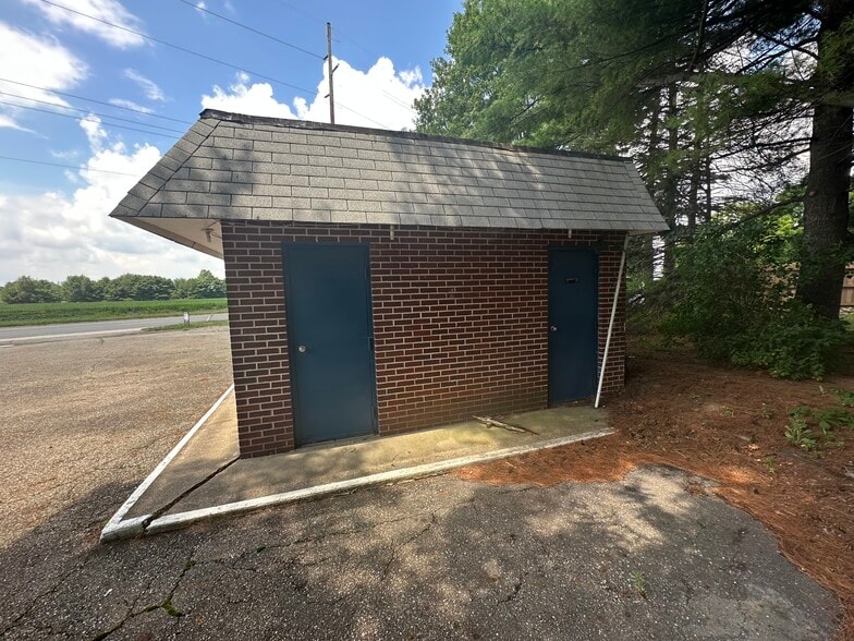More Photos Of 1204 Erie Ave SW, Navarre Truck Stop For Lease