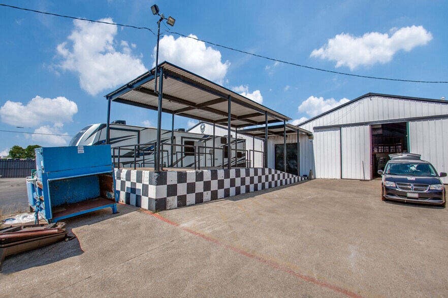More Photos Of 1824 N 1st St, Garland Warehouse For Lease