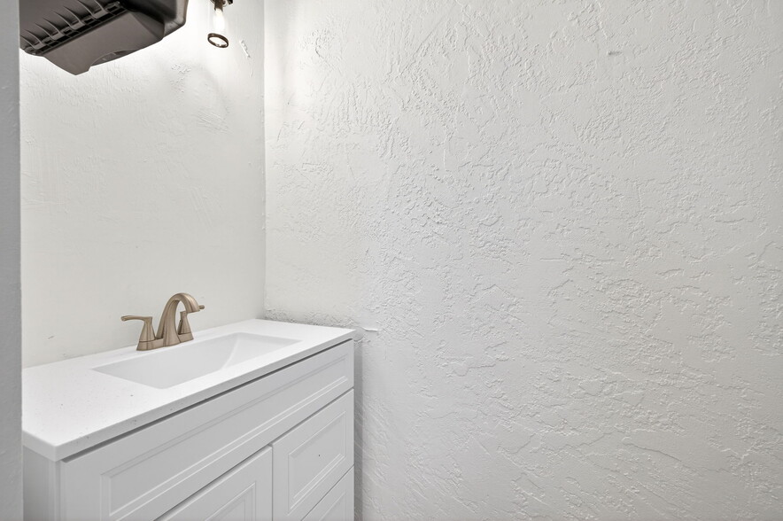 More Photos Of 5235 Ramsey Way, Fort Myers Office For Sale