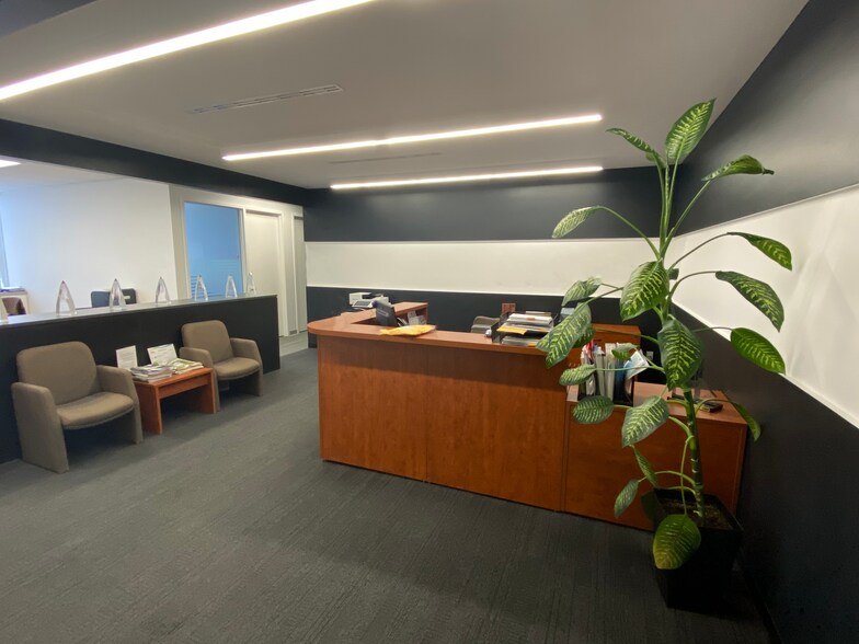More Photos Of 2475 Boul Laurier, Québec Office For Lease