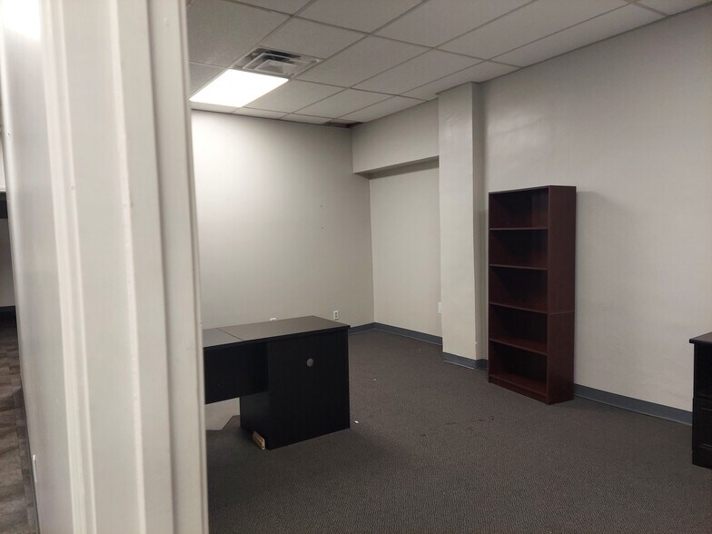 More Photos Of 207 N Brewer St, Paris Storefront Retail Office For Lease