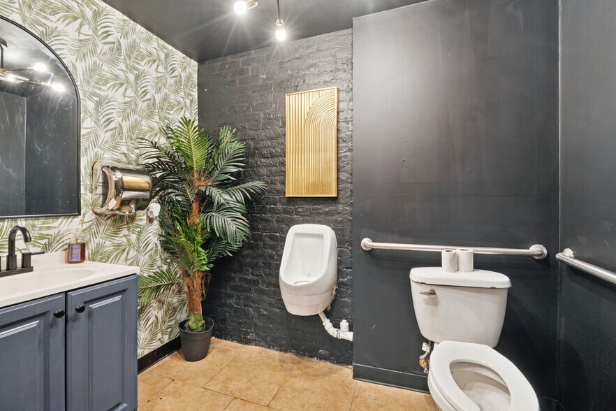 More Photos Of 735 St Joseph St, New Orleans General Retail For Lease