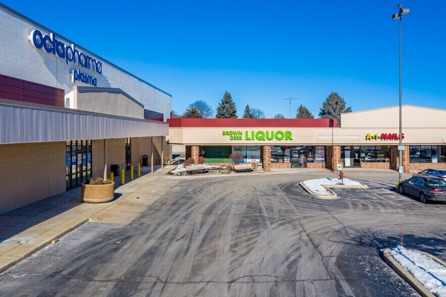 More Photos Of 8600-8604 W Brown Deer Rd, Milwaukee General Retail For Sale