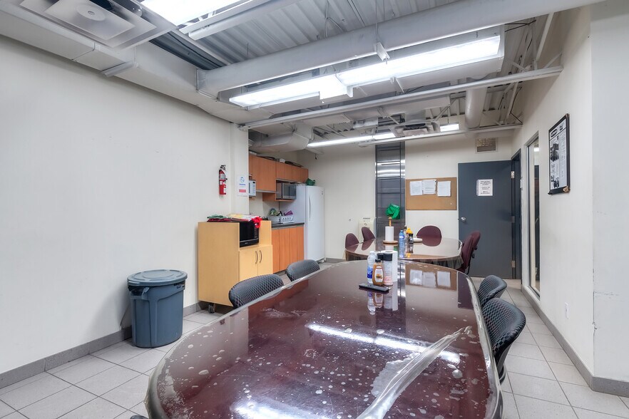 More Photos Of 280 Rue Young, Montréal Auto Repair For Lease