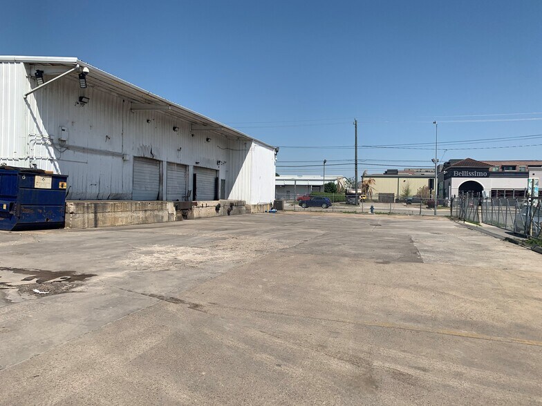 More Photos Of 1915 Airline Dr, Houston Warehouse For Lease