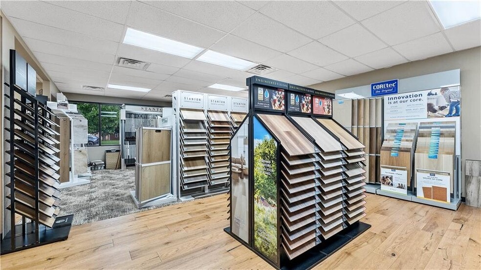 More Photos Of 201-229 Lee Town Rd, Pea Ridge Storefront For Sale